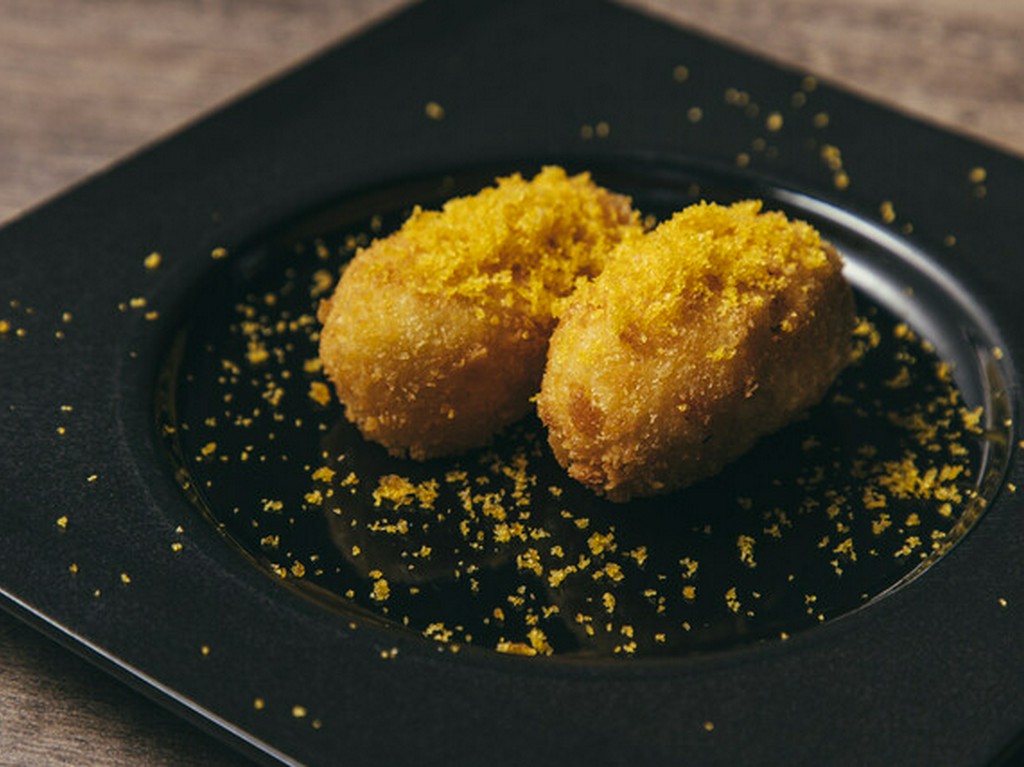 ずわい蟹のクリームコロッケ カラスミ添え