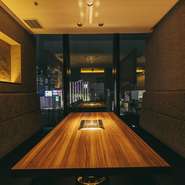 扉で仕切られた空間なので、他のお客様の事を気にせずゆっくりと御食事して頂けます。
スタッフ一同、非の打ちどころの無い焼肉屋を目指しています。
洗練された空間で極上の肉を。