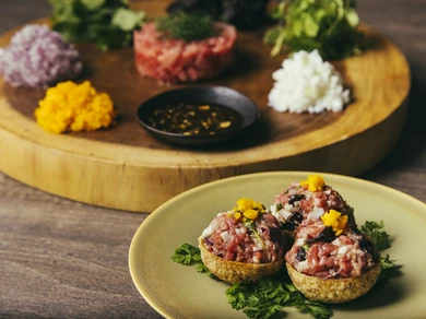 エスニック和牛タルタル　パニプリ添え