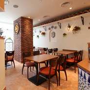 本場スペインにいるかのような雰囲気を味わっていただける白壁の中のテーブル席。