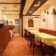 リラックスできるソファーでは、ワイワイと楽しみながらも料理やお酒をゆったりとお楽しみいただけます。