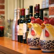 スペイン風白壁に囲まれ、絵皿などの小物やインテリアが本場の家庭的な空気を醸し出した店内。落ち着いた雰囲気のあるこだわりの内装の中で、本格スペイン料理やワインをお楽しみください。