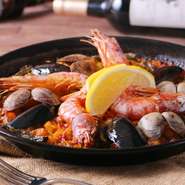 東京パエリア選手権にて堂々優勝、初タイトルを獲得した40年来変わらぬ自慢のスタンダードパエリア。
特製スープと一緒に炊き込むことで味わい深い逸品となっております。