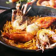 フィデゥワとは米の代わりにパスタで炊き上げたパスタパエリアのこと。世界大会2年連続【国際部門優勝】を受賞したレシピを完全再現しました。芳醇な海老の風味と深い味わいが特長の、世界に認められた自慢の逸品。