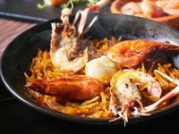 フィデゥワとは米の代わりにパスタで炊き上げたパスタパエリアのこと。世界大会2年連続【国際部門優勝】を受賞したレシピを完全再現しました。芳醇な海老の風味と深い味わいが特長の、世界に認められた自慢の逸品。