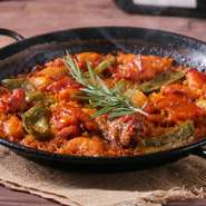 国際パエリアコンクール世界大会にて特別賞を受賞した本場 バレンシア地方のパエリア。鶏肉や豆など山の幸がメインで、シーフードとはまた違った味わいをお楽しみいただけます。