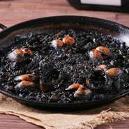 スペイン地中海沿岸 バレンシア、カタルーニャ地方の伝統的なパエリアです。濃厚スープにいかすみを加えて旨味を増し、まろやかに仕上げました。お好みでアリオリソースと一緒に召し上がれ。