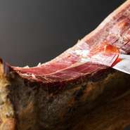 直訳で“山のハム”の意味を持つハモンセラーノは、プロシュートや金華ハムと並んで世界３大ハムと言われています。凝縮された旨味がしっかりと感じられ、程よい塩気が絶品です。