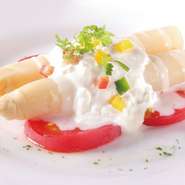 柔らかでとろける食感が根強い人気を誇る定番料理。現地でも三ツ星レストラン等でのみ扱われている極太のアスパラガスを独占契約で仕入れ、使用しています。当店自慢の特製ソースと共にどうぞ。