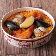 不動の人気ナンバー１。魚介の旨みが詰まった、定番のパエリアです。