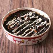 パエリアのスープにイカスミを加え、まろやかに仕上げました。アリオリソースとともにお召し上がり下さい。