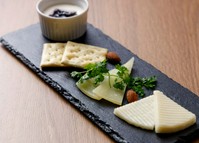 マンチェゴは羊のチーズでハードな触感で木の実などの風味、カブラは山羊のチーズでソフトな熟成感がありながらも癖のないチーズです。どちらもスペインの物を使用しています。