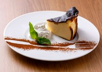 バスク地方サンセバスチャンの名物バスクチーズケーキは濃厚でありながらも、甘すぎず、とろける柔らかさがポイントです。ぜひ食べてください！！