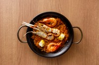 スペインガンディアで開かれた世界大会で国際部門優勝、総合準優勝に輝いた超濃厚な海老スープで炊いたパスタのパエリアです。もちもちアルデンテに仕上げました