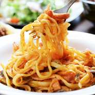 「いわゆるスパゲッティではなく、本格的なパスタをお出ししたい」との考えから、デュラムセモリナ粉100％の生パスタを使用。ベーコンを加えた自家製ソースをたっぷり絡めていただけば、格別の味わいです。