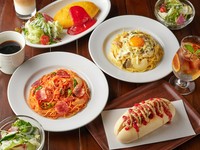 『ナポリタン』『カルボナーラ』など、気分で選べるランチセットはサラダ・ドリンク付き。自家製のパフェやケーキなどのデザートランチもあります。空間を贅沢に使いいつもと違うランチタイムをご提供しております。