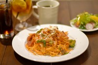 自家製のトマトソース、バターやチーズの風味に、どこか懐かしさを感じる喫茶のナポリタン
お好きなドリンク・サラダ付き