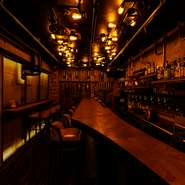 2階はカウンター席になっており、しっとりと飲める大人の雰囲気。普段使いから特別な日のデートまで、いろいろなシチュエーションで使えるビアバーです。翌4時まで営業しているので、仕事帰りのデートにも最適。