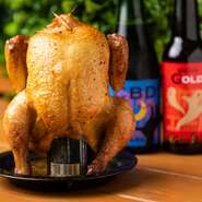 店の名物料理『ビア缶チキン』には、1kgの丸鳥を使用。BBQでは牛肉のカルビやロース、新鮮野菜などこだわりの食材を楽しめます。『ホットドック』には、特製の生パニーニが使われています。