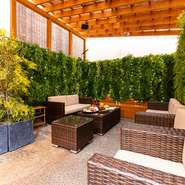 屋上には開放的なテラス席があり、5名以上でBBQプランを注文すれば、貸切スペースにできます。その日の天候に合わせて日差しを調整してくれるのがうれしいところ。都会の街並みを眺めながらのBBQは格別です。