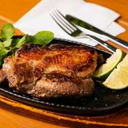 特製スパイスに漬け込んだ鳥モモ肉を、表面はパリパリ、中はジューシーに仕上げた風味がある逸品。添えられているライムをかけてさっぱりといただきます。量は150g前後と大きめサイズ。