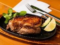 特製スパイスに漬け込んだ鳥モモ肉を、表面はパリパリ、中はジューシーに仕上げた風味がある逸品。添えられているライムをかけてさっぱりといただきます。量は150g前後と大きめサイズ。
