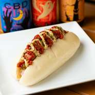 特別に焼いてもらったというしっとりとしてやわらかいオリジナルのパンにソーセージを挟んだ人気メニュー。特製のケチップソースが2種類あり、辛口の『ヘルドック』と旨口の『ヘブンドック』から好みで選べます。