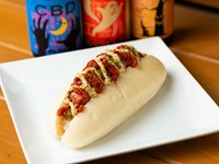 特別に焼いてもらったというしっとりとしてやわらかいオリジナルのパンにソーセージを挟んだ人気メニュー。特製のケチップソースが2種類あり、辛口の『ヘルドック』と旨口の『ヘブンドック』から好みで選べます。
