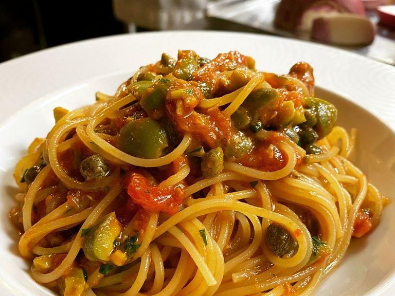 トスカーナ産グリーンオリーブのプッタネスカ スパゲッティ