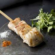 博多一番鶏の胸肉に皮を巻き付け串打ち。柔らかいのにジューシーな食べごたえある一串。