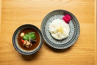 シンガポールやマレーシアの薬膳が効いたローカルフードのバクテーを、佐田十郎のオリジナルレシピでスープカレーに仕上げました。薬膳独特の香りは残しつつ、サラッと食べやすいヘルシーカレーです。