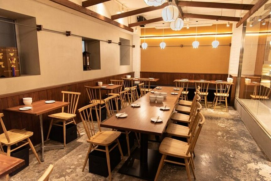 フルオープンキッチンの店内