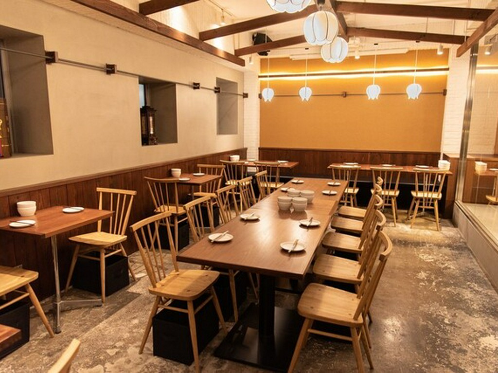 フルオープンキッチンの店内