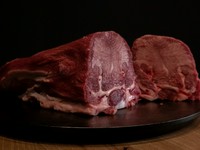 当店は近江牛を主に使用しております。こだわり抜いた肉の質は脂もくどくなく最後まで美味しく召し上がっていただけます。