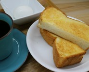 唐辛子オイルとベーコンで味付け、各種野菜をたっぷり添えた生パスタです。