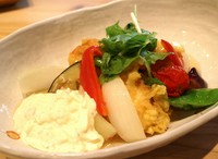 鶏むね肉をさっくりと天ぷらに仕上げ、野菜たちと共に南蛮ダレとタルタルソースでお召し上がりください。
