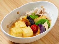大和大鉄砲大豆で作られたお豆腐をカリッと揚げました。豚肉や季節の野菜と一緒にお出汁でお召し上がりください。
