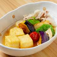 奈良の在来大豆である「大鉄砲大豆」は、地元の豆腐店「三木食品」が種をまき復活させたものです。種まきに参加した黒田氏にとって思い入れのある素材。豆腐を揚げ出しにし、たっぷりの野菜とともにいただきます。