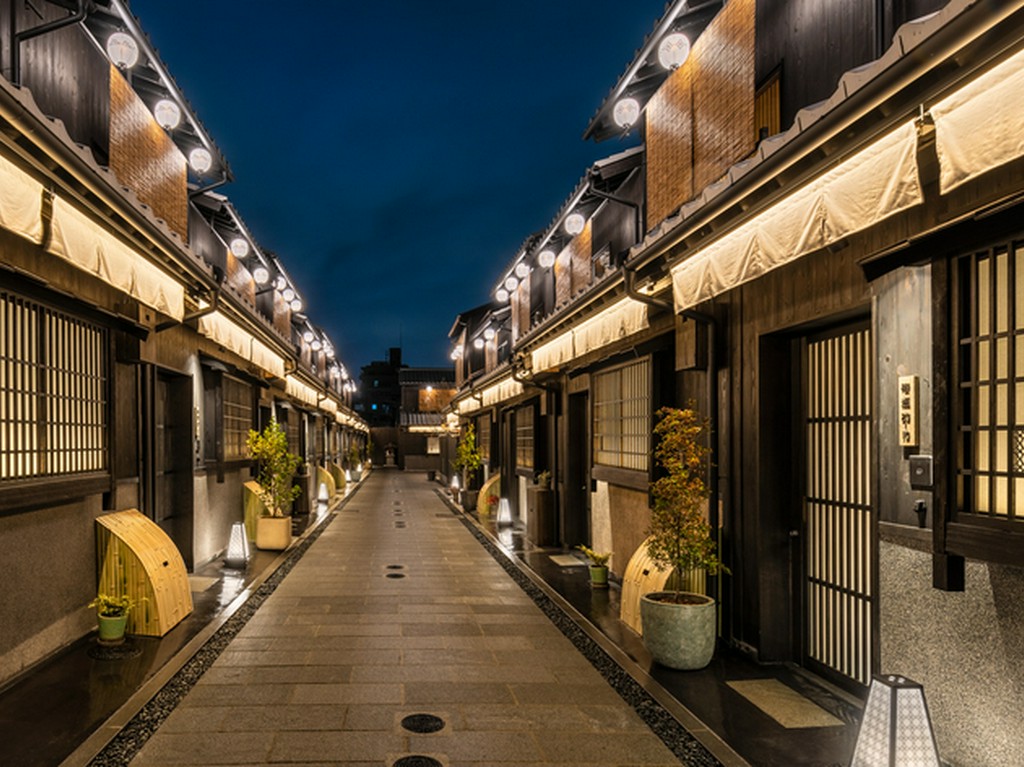 情緒感じる空間から、秘密のドアをくぐり抜けた先の非日常空間