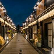 外の世界と隔離された、昔の花街を思わせる街並みの「Nazuna 京都 椿通」。その中にあるレストランが【和牛料亭bungo 四条大宮】です。情緒感じる空間から秘密のドアを一歩くぐると、非日常へとトリップします。
