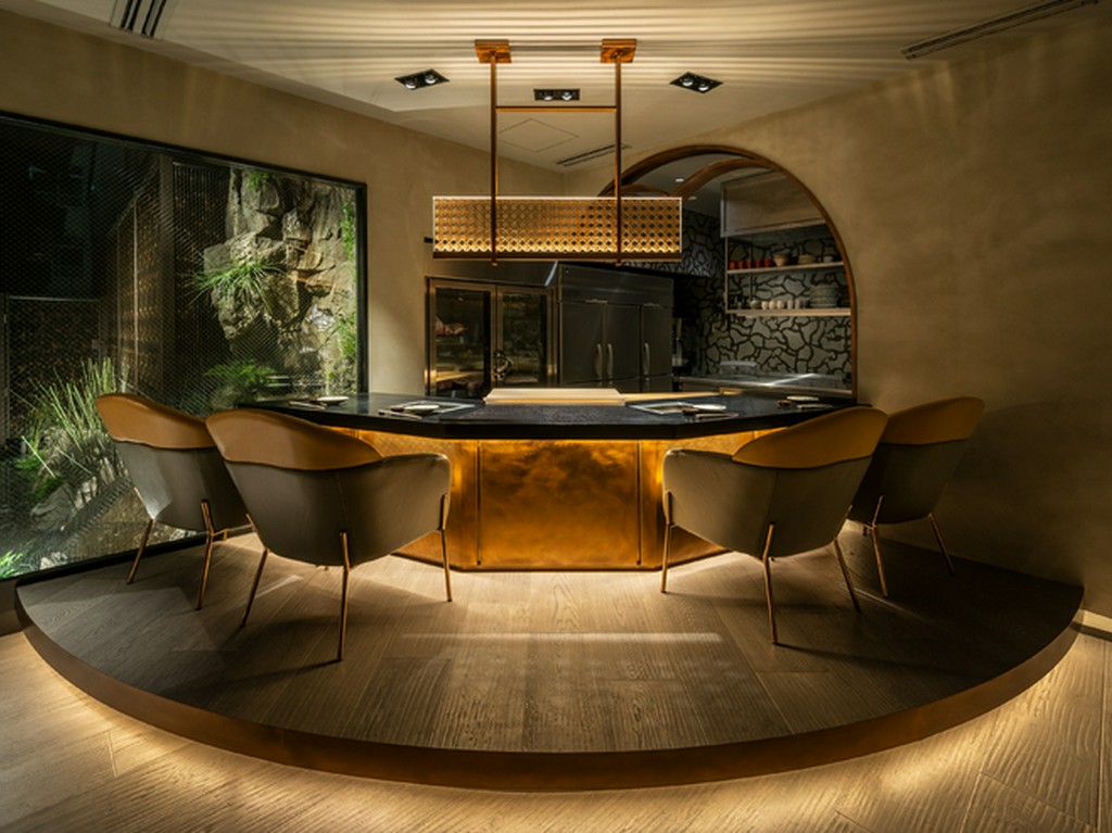 ゆったりとしたカウンター席やソファー席。二人の特別な時間を