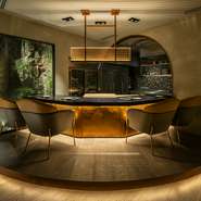 「Nazuna 京都 椿通」にある【和牛料亭bungo 四条大宮】は、秘密の入り口から入る形になっていて、大人の遊び心をくすぐります。非日常空間での優美なデートは、記念日などの特別なシーンにもオススメです。
