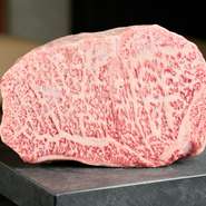 大分の豊かな大地で育まれた「おおいた豊後牛」は美しい霜降りを持った国産黒毛和牛。とろけるようなやわらかさと豊かな風味、肉の旨みを存分に味わうことができます。自社でブレンドしたタレも自慢の味わいです。
