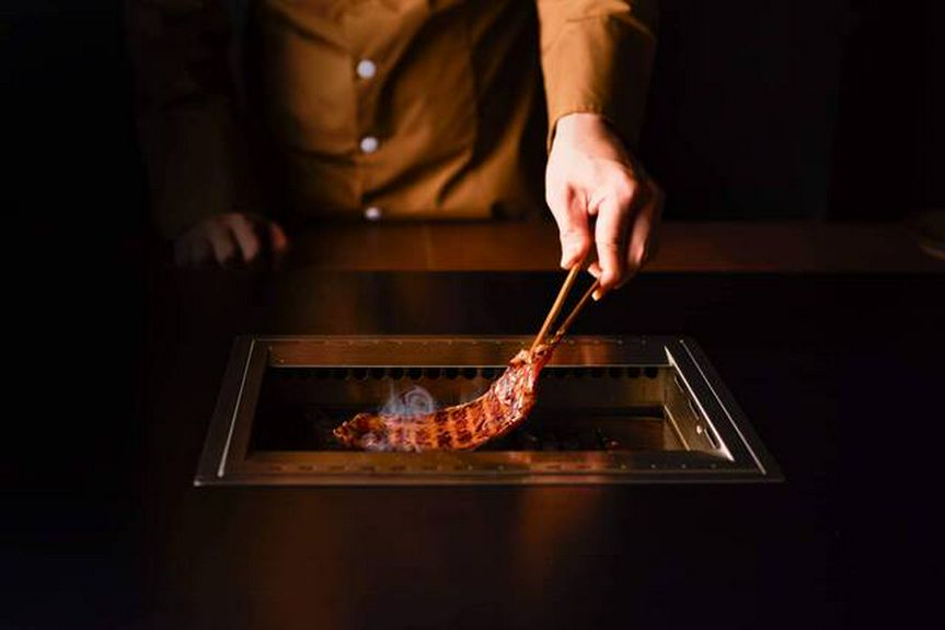 店のこだわり。ゲストの目の前で、スタッフが心を込めて肉を焼き上げる『焼かない焼肉』