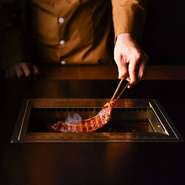 店の一番の魅力は、スタッフのオールサーブによる『焼かない焼肉』。ゲストの目の前で、スタッフが心を込めて肉を焼き上げるサービスで、肉の持つ魅力を最大限引き出した状態で提供してくれます。