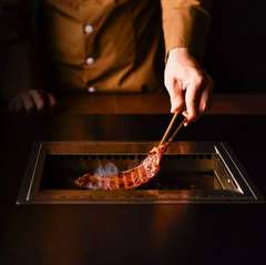 店のこだわり。ゲストの目の前で、スタッフが心を込めて肉を焼き上げる『焼かない焼肉』