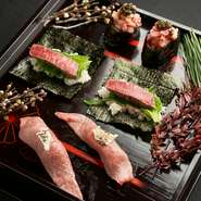 写真の『おおいた和牛寿し 三種』をはじめ、肉寿司としゃぶしゃぶだけでなく、すべてのメニューに和牛を使用。京野菜も一緒に味わうことができ、美しい桜色の和牛と、選びぬかれた和食器の組み合わせも楽しめます。