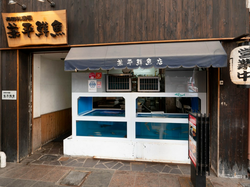 ソーシャルディスタンスを取ってのご案内、検温、換気・除菌対策