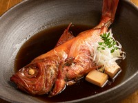 脂ののった長崎産金目鯛の煮付け。上品な甘さを感じる金目鯛のおいしさを漏らさずいただける、定番人気の一品です。1匹で2－3人でシェアできるボリュームがあります。