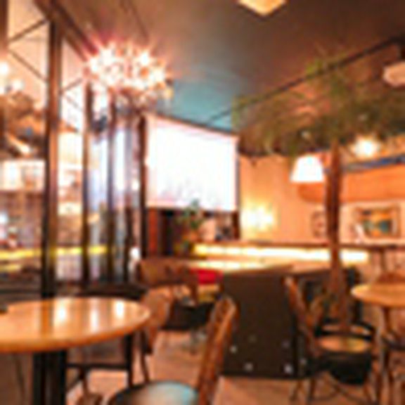 開放的なテラス席も完備